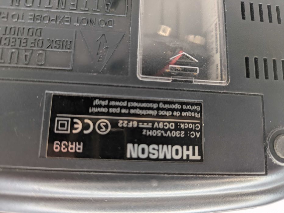 Radiobudzik THOMSON RR39 – sprawny, klasyczny model FM z alarmem