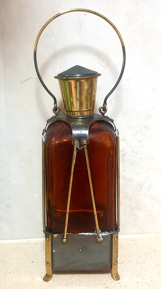 Garrafas licoreiras vintage com armações e caixas de música
