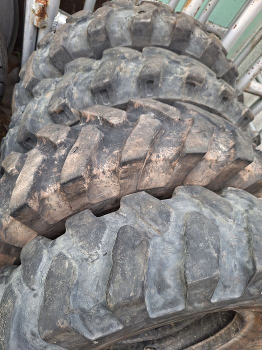 Opony 10,00-20 koparka bieżnik 90 procent