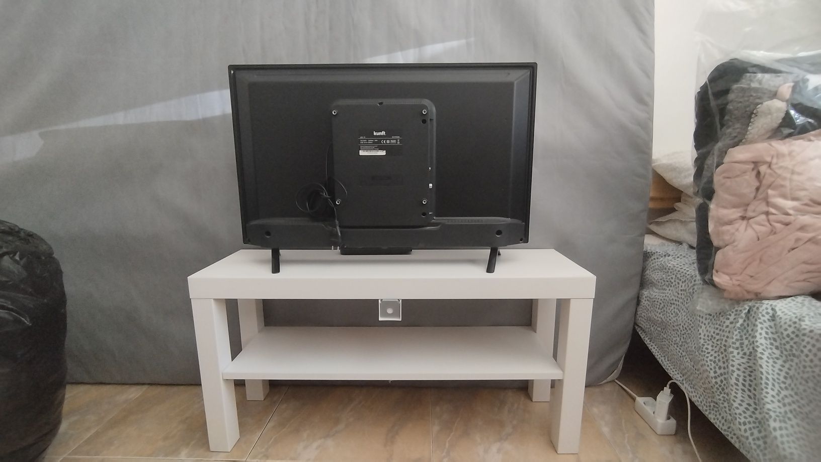 Vendo Tv Kunft 32" com móvel incluído