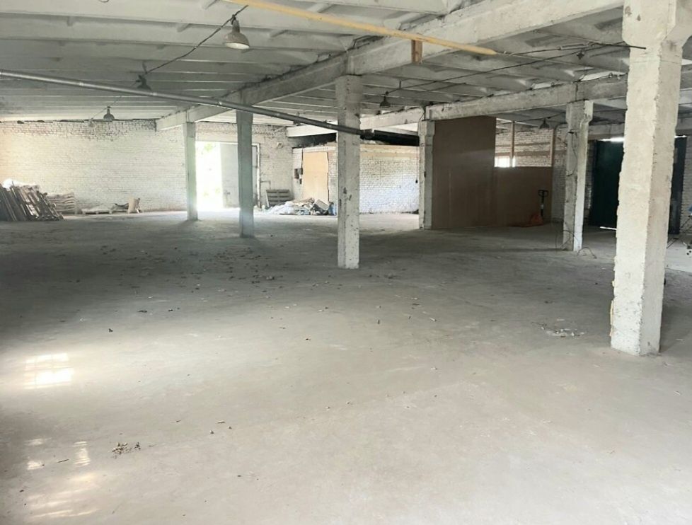 Склад. Площа S = 358 m2.  Асфальт. Можна під ФУРУ