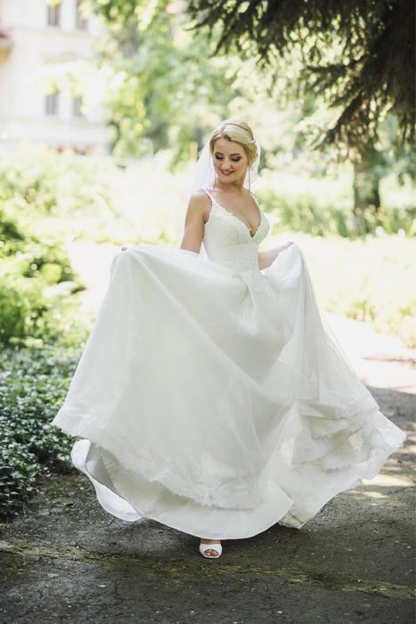 Продам ШИКАРНУ весільну сукню з шлейфом