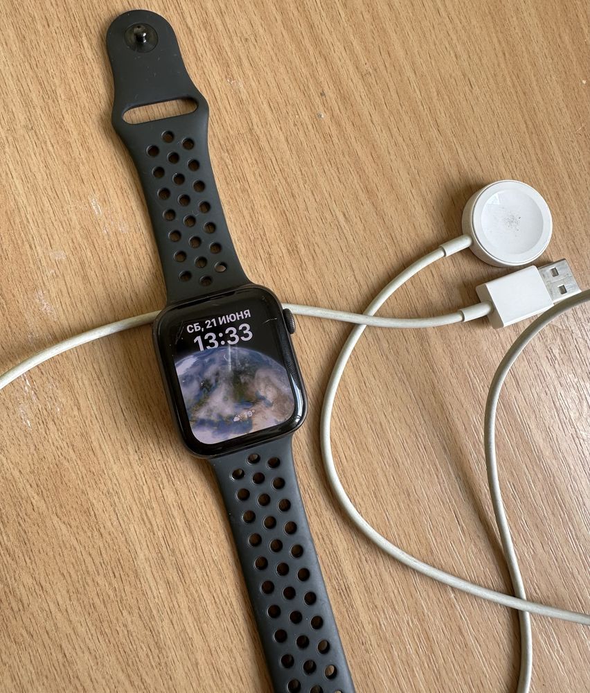 Apple Watch SE 44mm + ремішок + шнур для зарядки