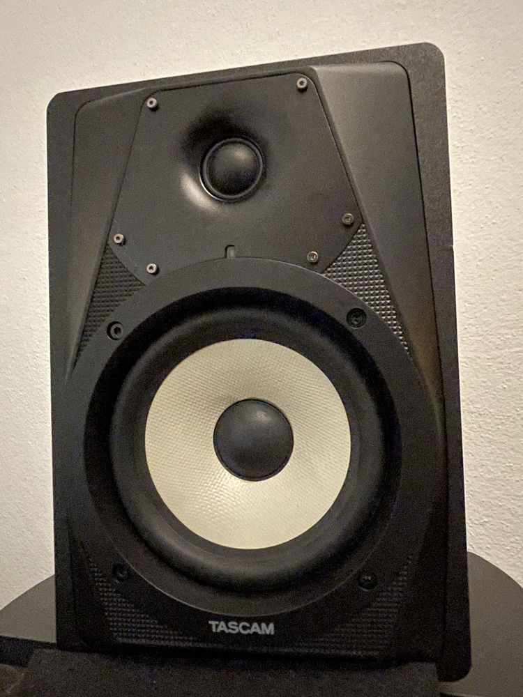 AKAI MPC X + Monitores Tascam + teclado M-Audio