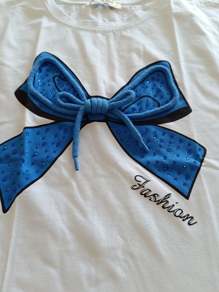 T-shirt branca com laço azul, tamanho S