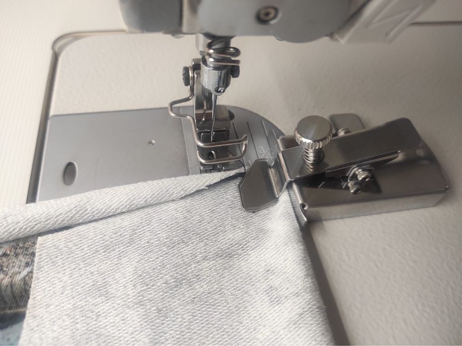 Magnetyczna prowadnica do maszyny do szycia