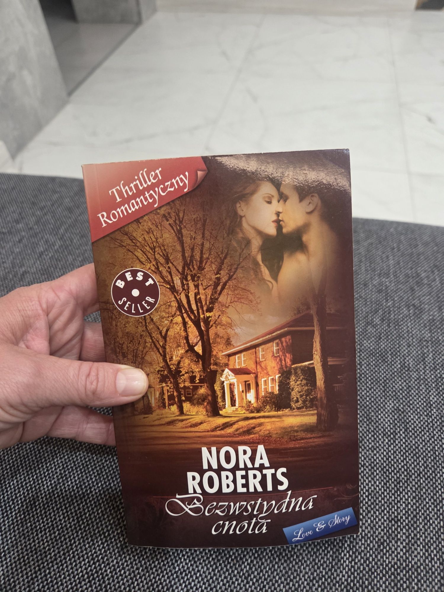 Thriller romantyczny Nora Roberts i inne - opis stan bdb