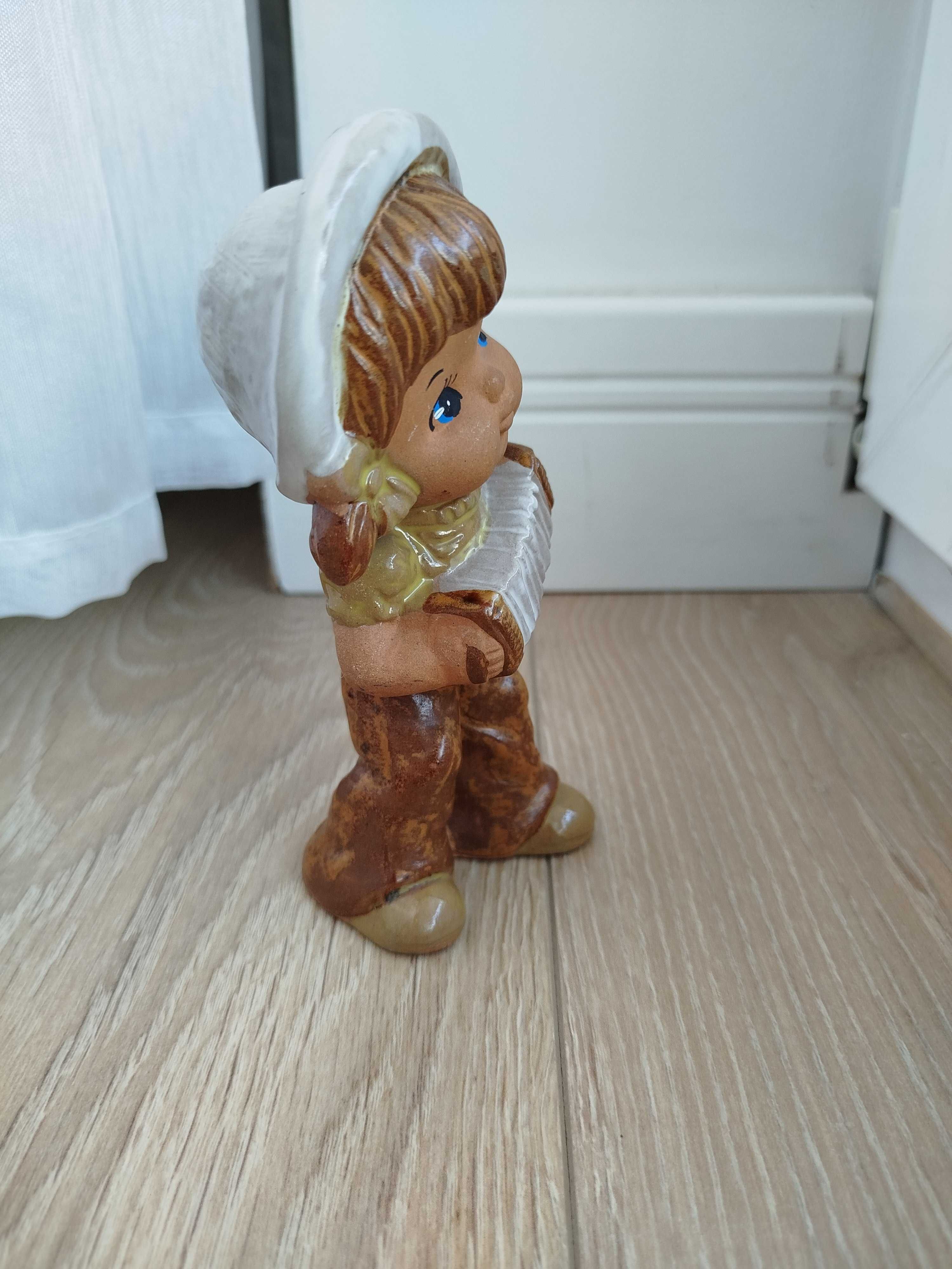 dziewczyna z akordeonem figurka ceramiczna
