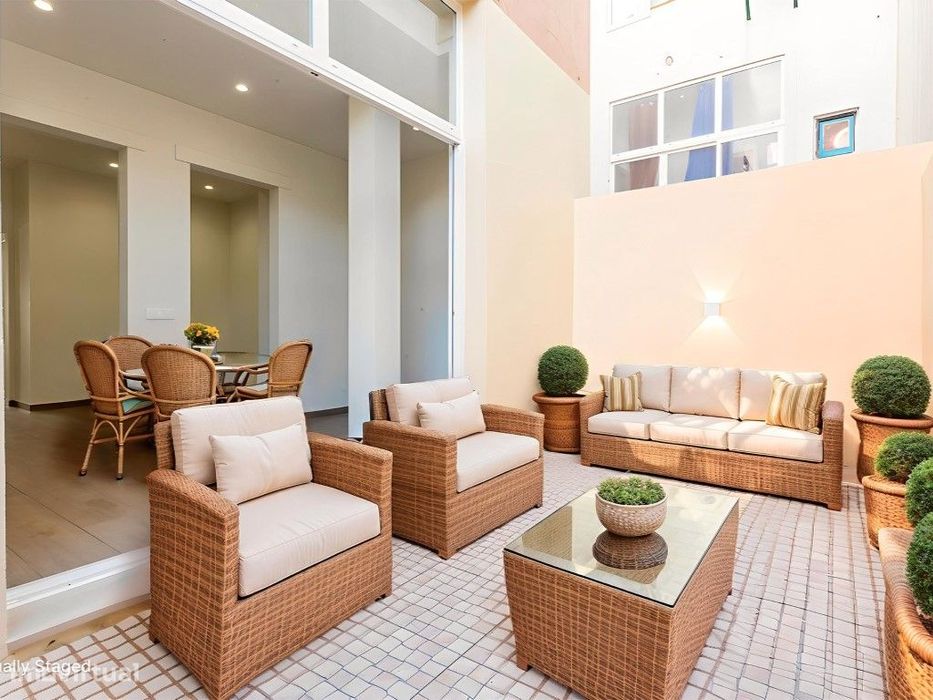 T2 Totalmente Renovado com Terraço Privativo na Penha de França