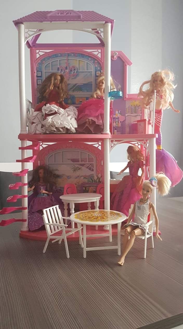 Domek Barbie plus lalki Barbie