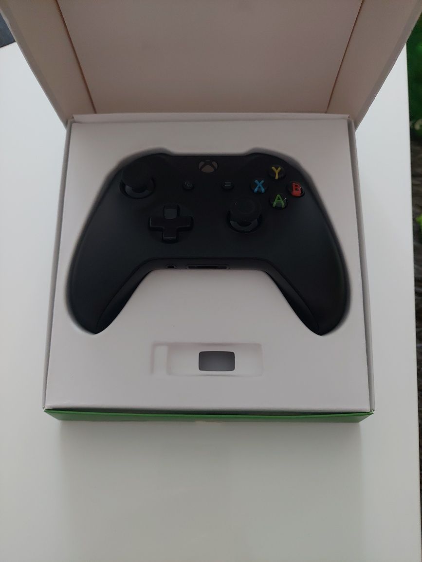 Pad Xbox One / PC 1708 czarny z pudełkiem