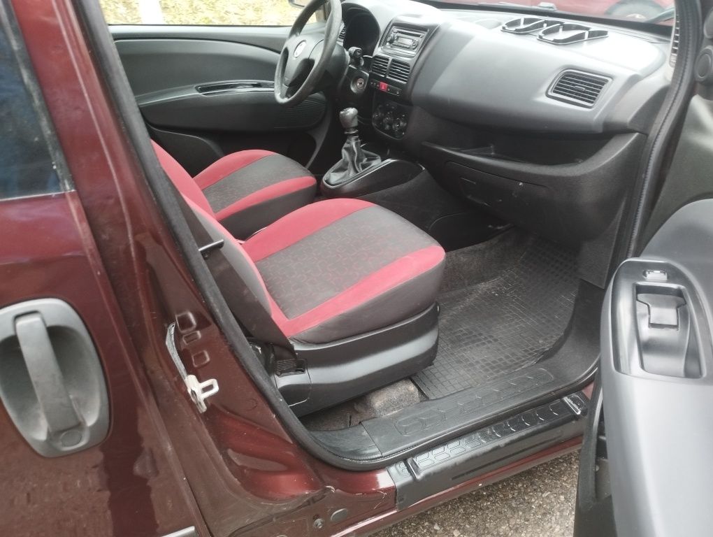 Fiat Doblo 1.6 diesel 2012 rok 5 osobowy 2x drzwi przesuwne