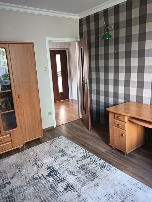 Dom jednorodzinny w zabudowie szeregowej. Połączone garażem.