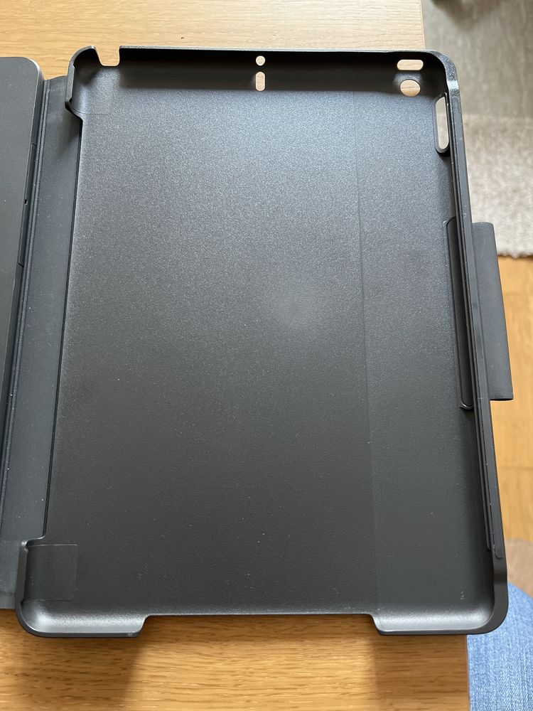 Logitech Slim Folio Capa com teclado integrado para iPad