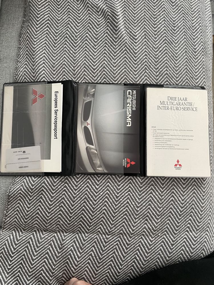 Książka serwisowa Mitsubishi Carisma w etui 1998