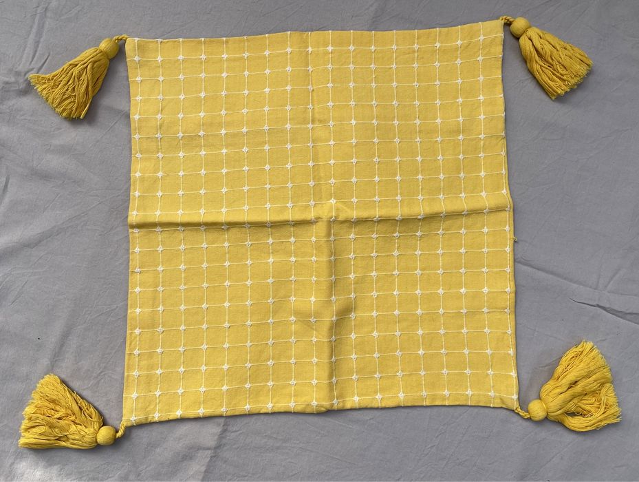 Poszewka ozdobna na poduszkę z frędzlami.