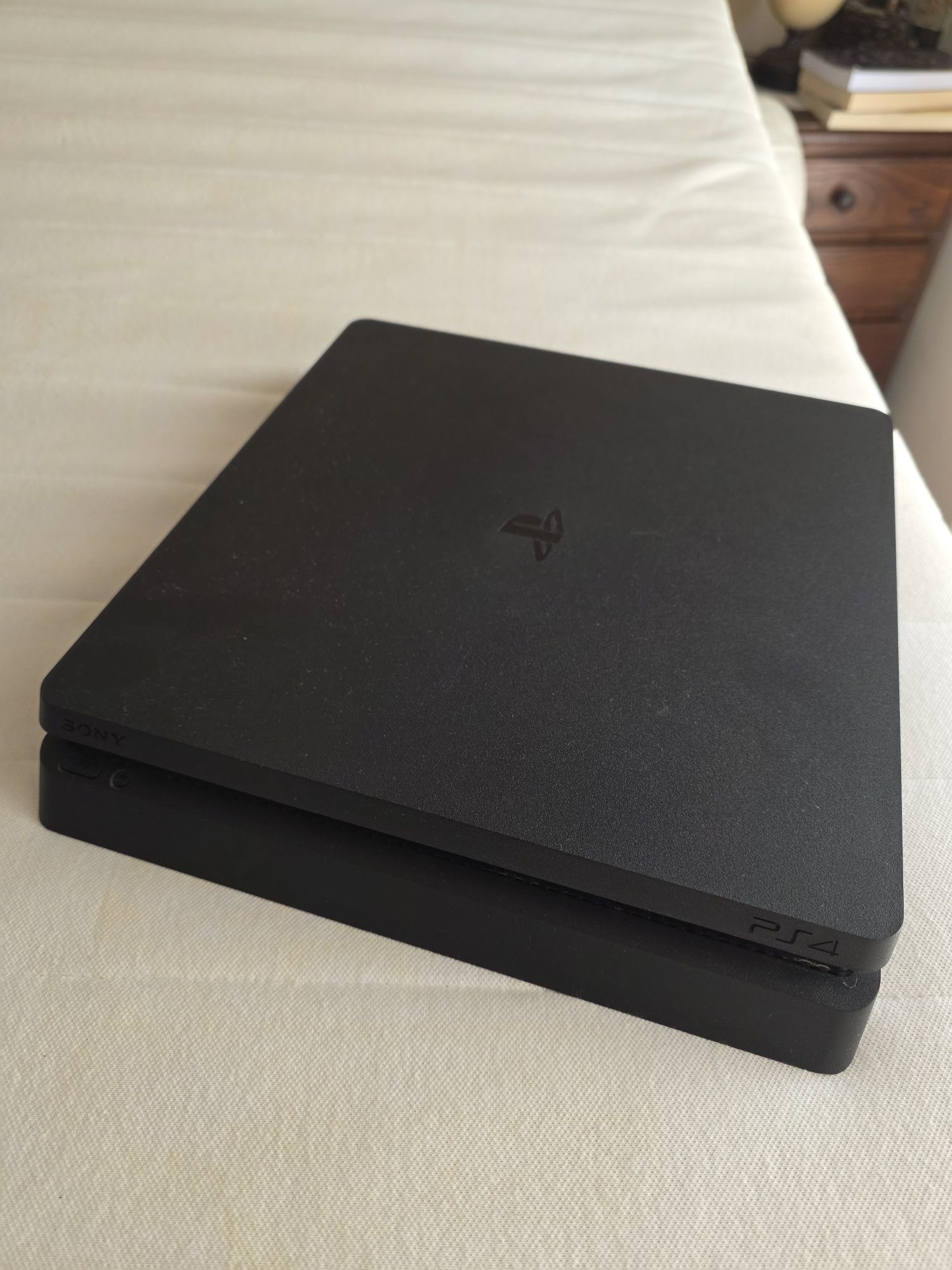 PS4 + 2 comandos + base de arrefecimento e carregamento + headsett