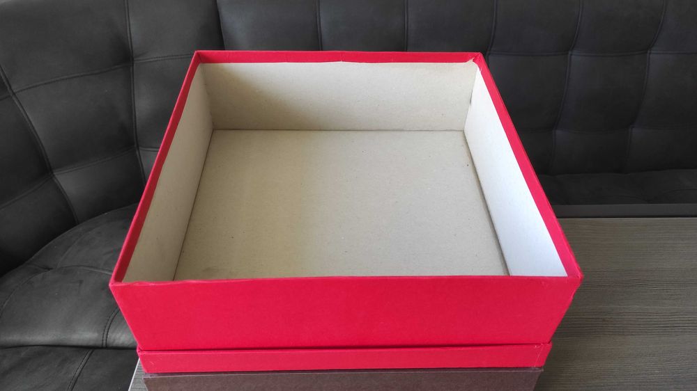 Квадратні картонні коробки 32 см* 11 см з кришкою