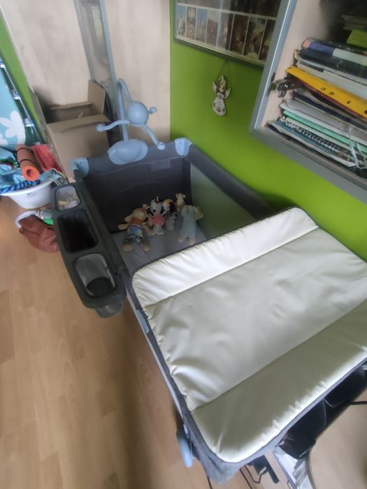 Łóżeczko turystyczne Kinderkraft z akcesoriami.