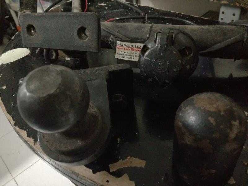 Reboque bola desmontável com armação e tampa