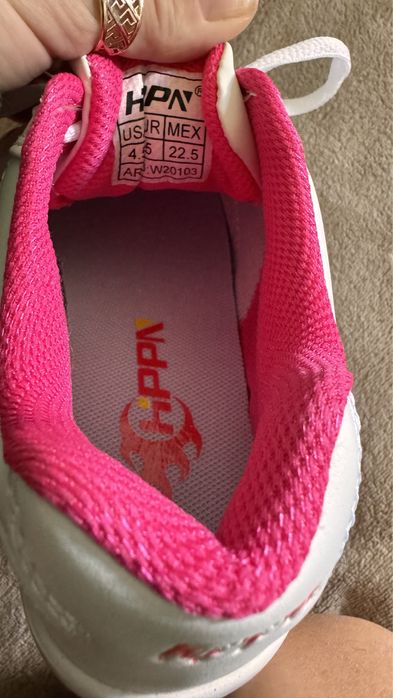 Мініатюрні кросівки на делікатну ніжку