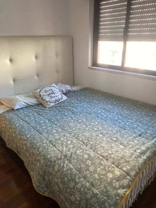 Cama Sommier Casal 160X200 com colchão e cabeceira em ecopele branc