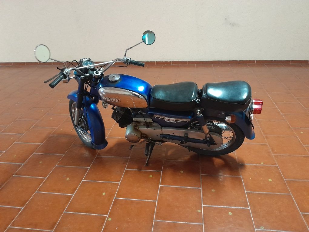 Venho Yamaha A7 1978 em bom estado de conservação e funcionamento.