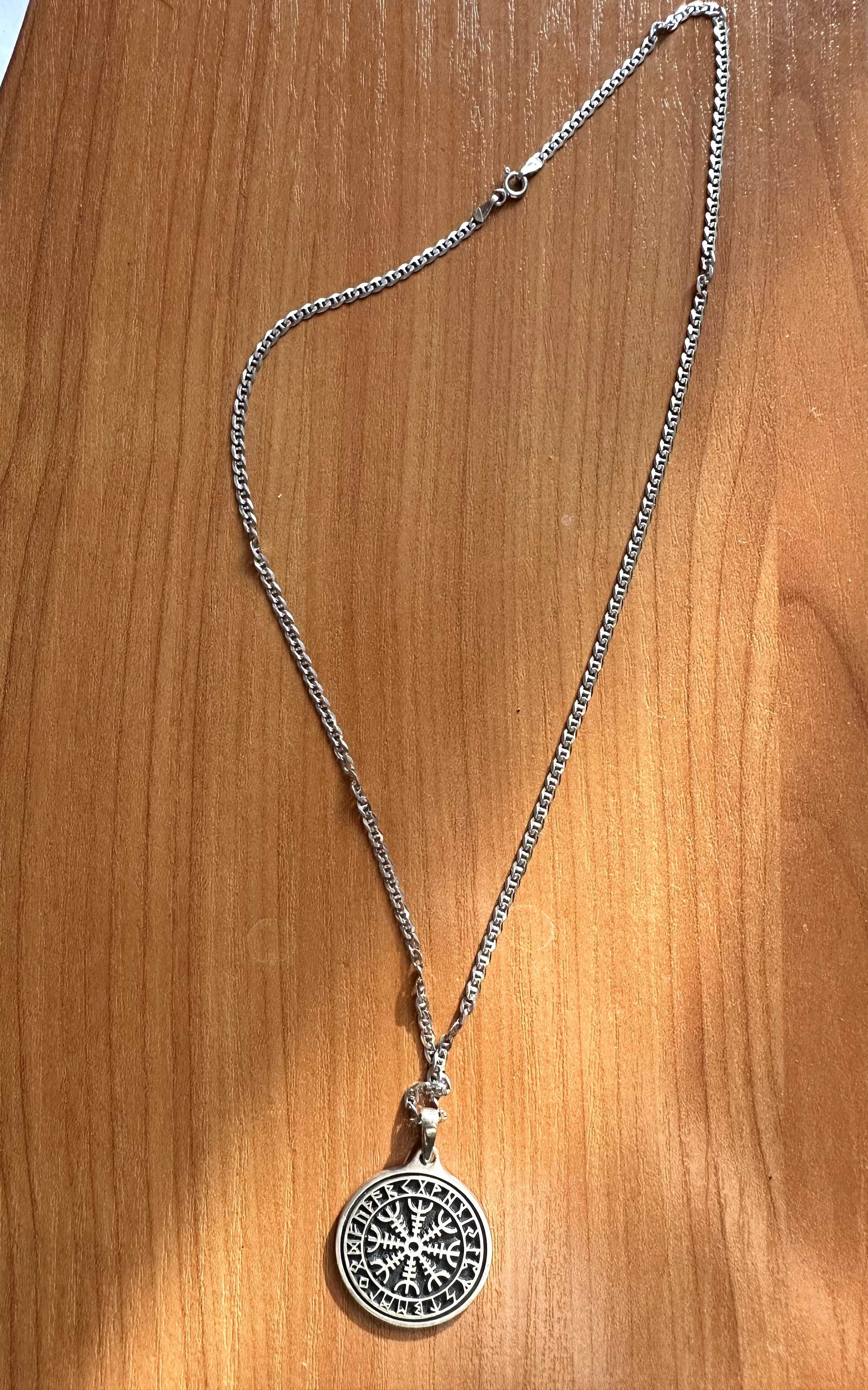 Srebny naszyjnik, tarcza algizowa AEGISHJALMUR, amulet