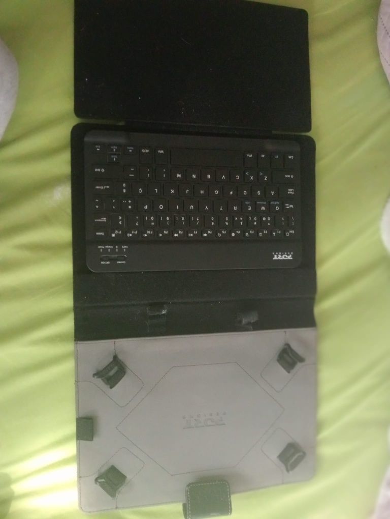 Capa universal tablet com teclado