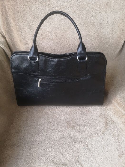 czarna torba do ręki