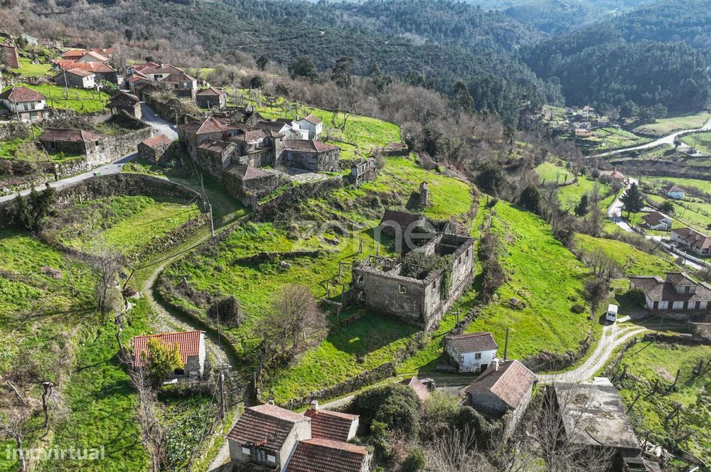 Moradia para reconstruir com terreno de 3.400 m2 - Ribeira de Pena