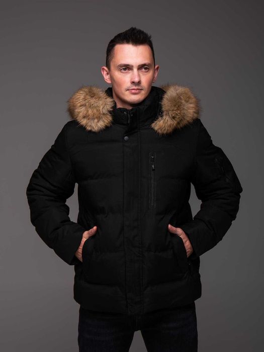 Черная зимняя куртка с мехом на капюшоне