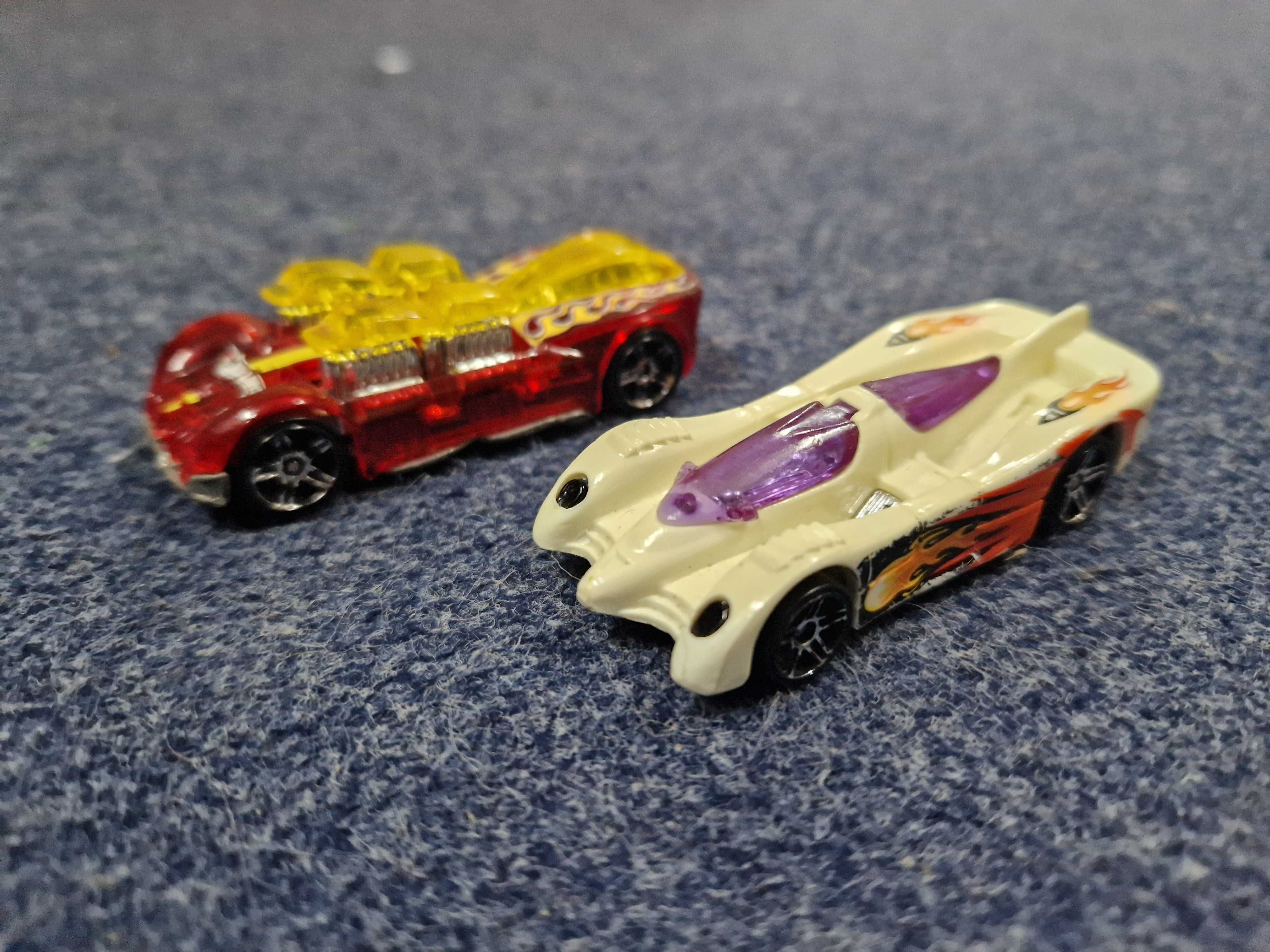 Tor wyścigowy Hot Wheels z obracanym wężem.