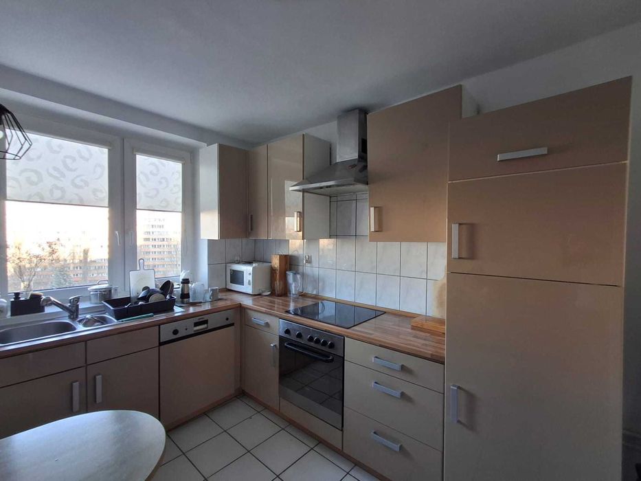 Pokój w centrum miasta w b. ładnym mieszkaniu czeka na panią.