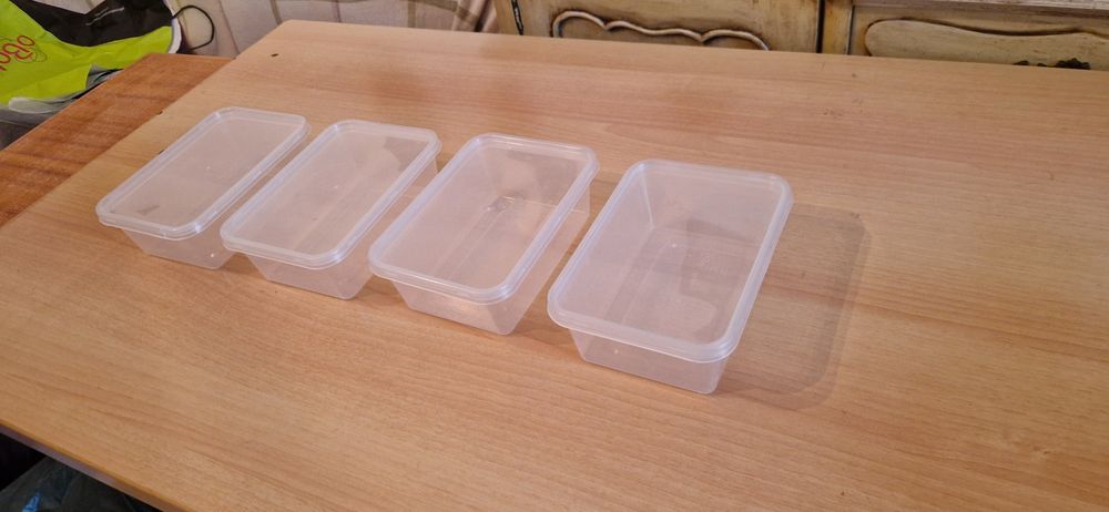 4 Tupperwares com tampa
