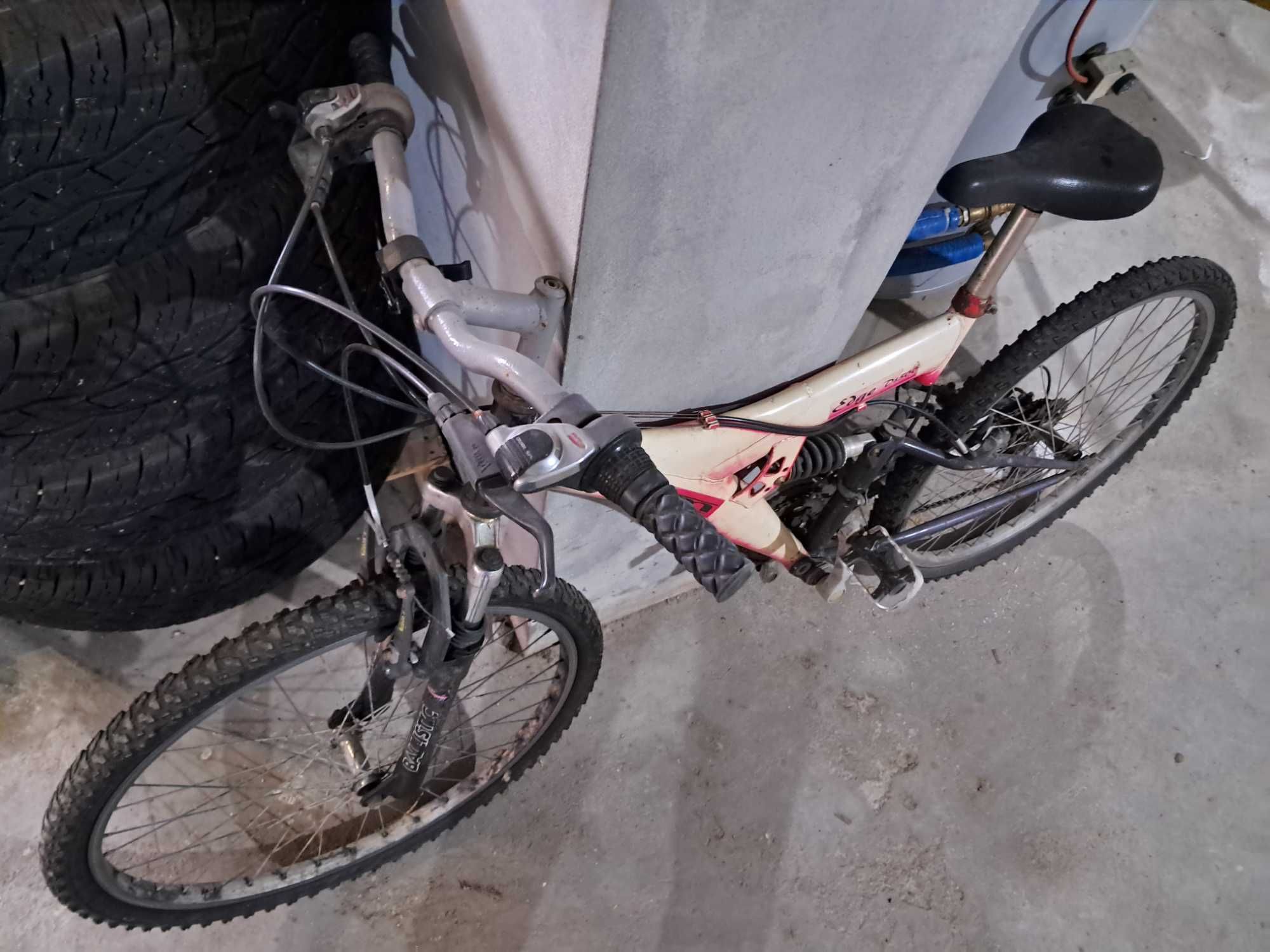 Bicicleta usada com suspensão frontal.