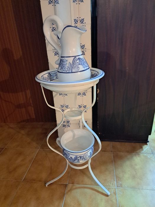 Conjunto lavatorio/bacio, camas antigas desmontadas