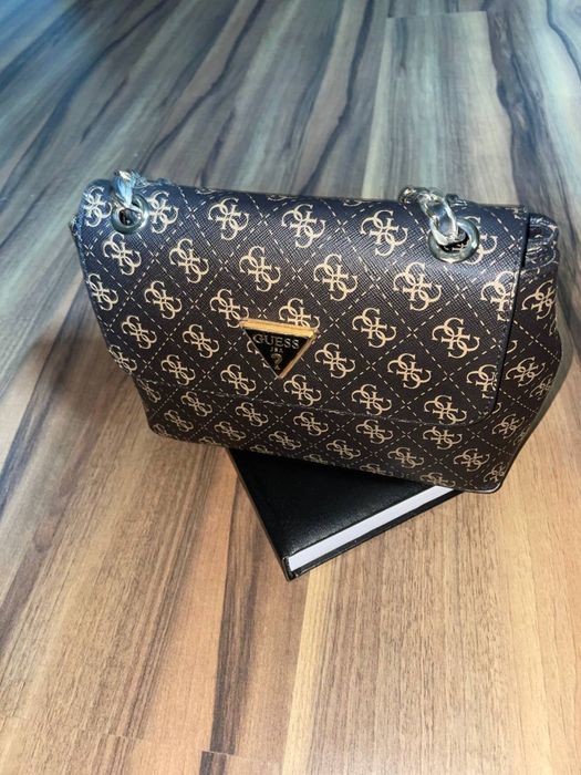 Стильна сумка Guess