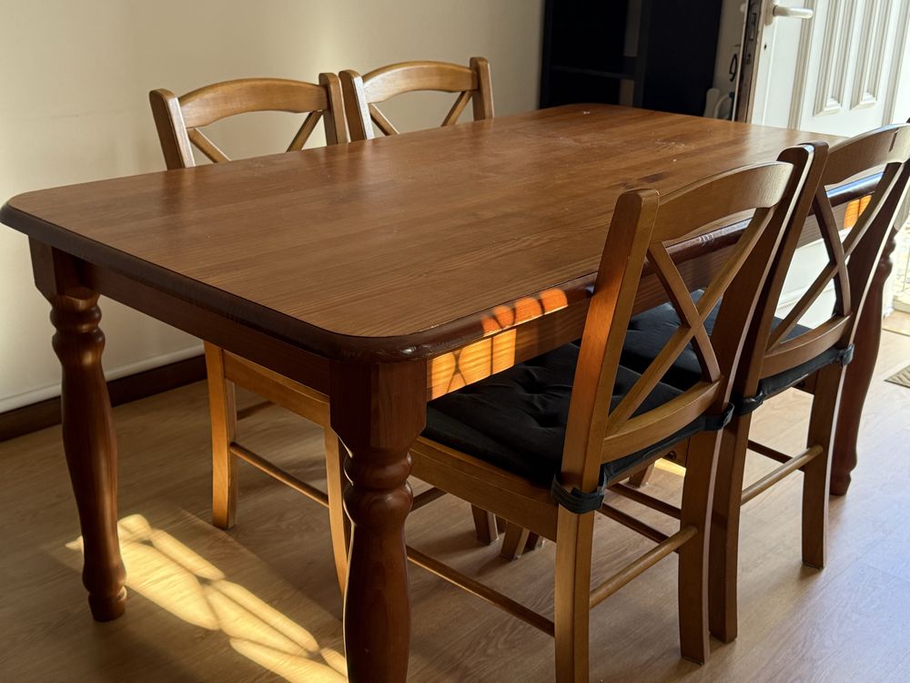 Mesa de jantar de madeira maciça + cadeiras