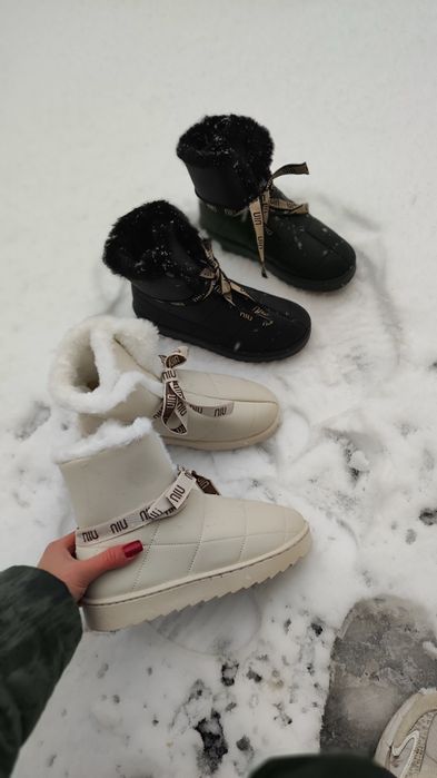 Дутики на хутрі  черевики зимові уггі  беж молочні  чорні