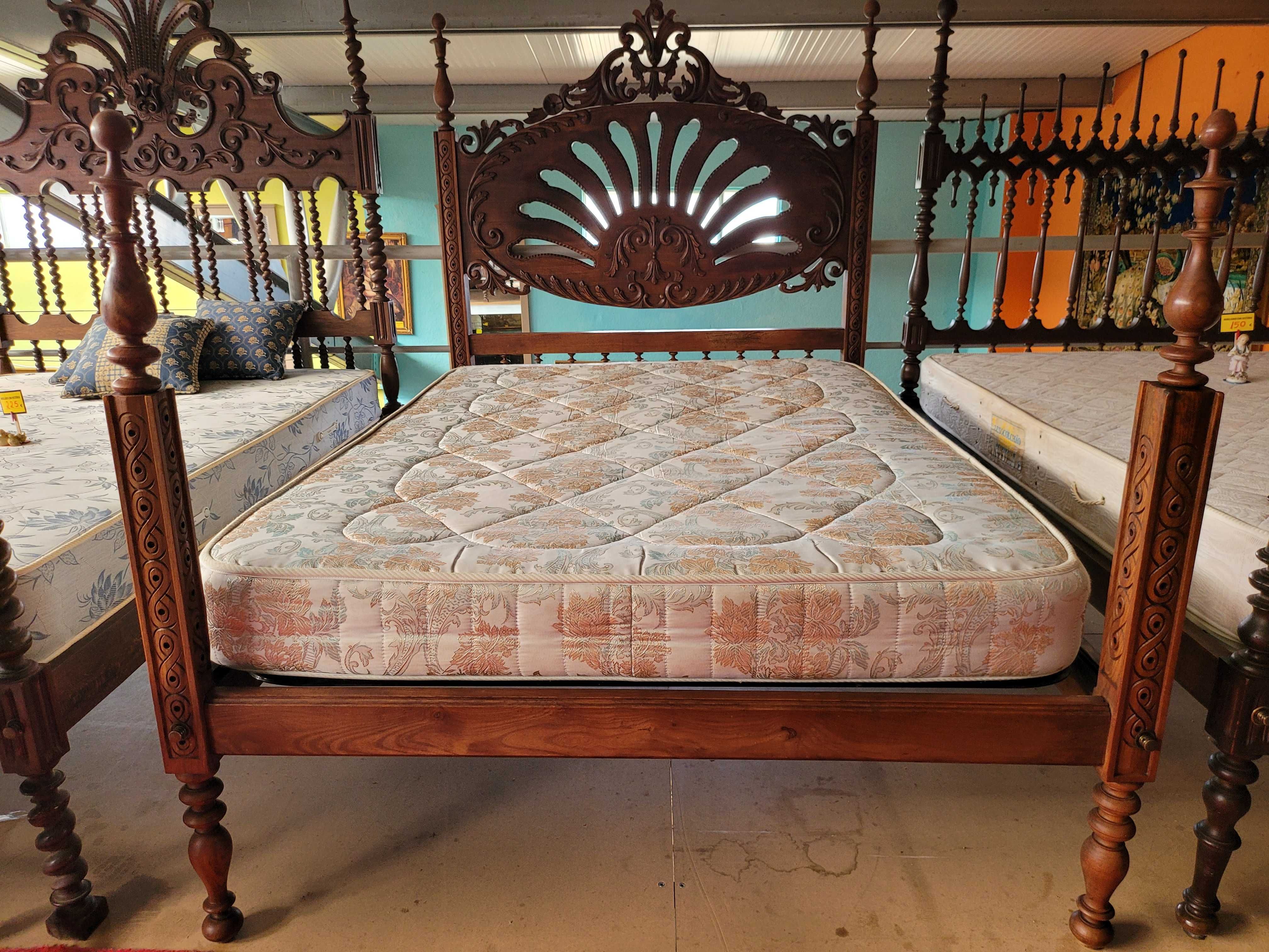 Belíssima cama em madeira maciça com estrado e colchão