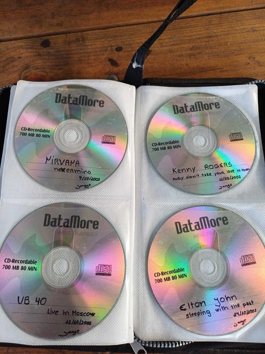 Capa com 48 CDs gravados de Musica Variada