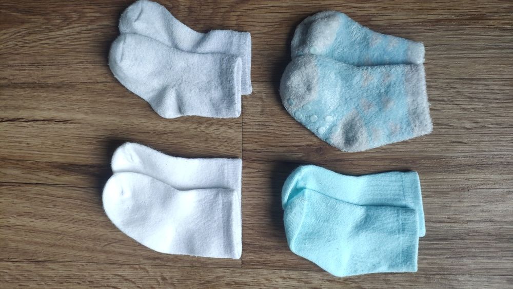 4 pary skarpetek niemowlęcych.