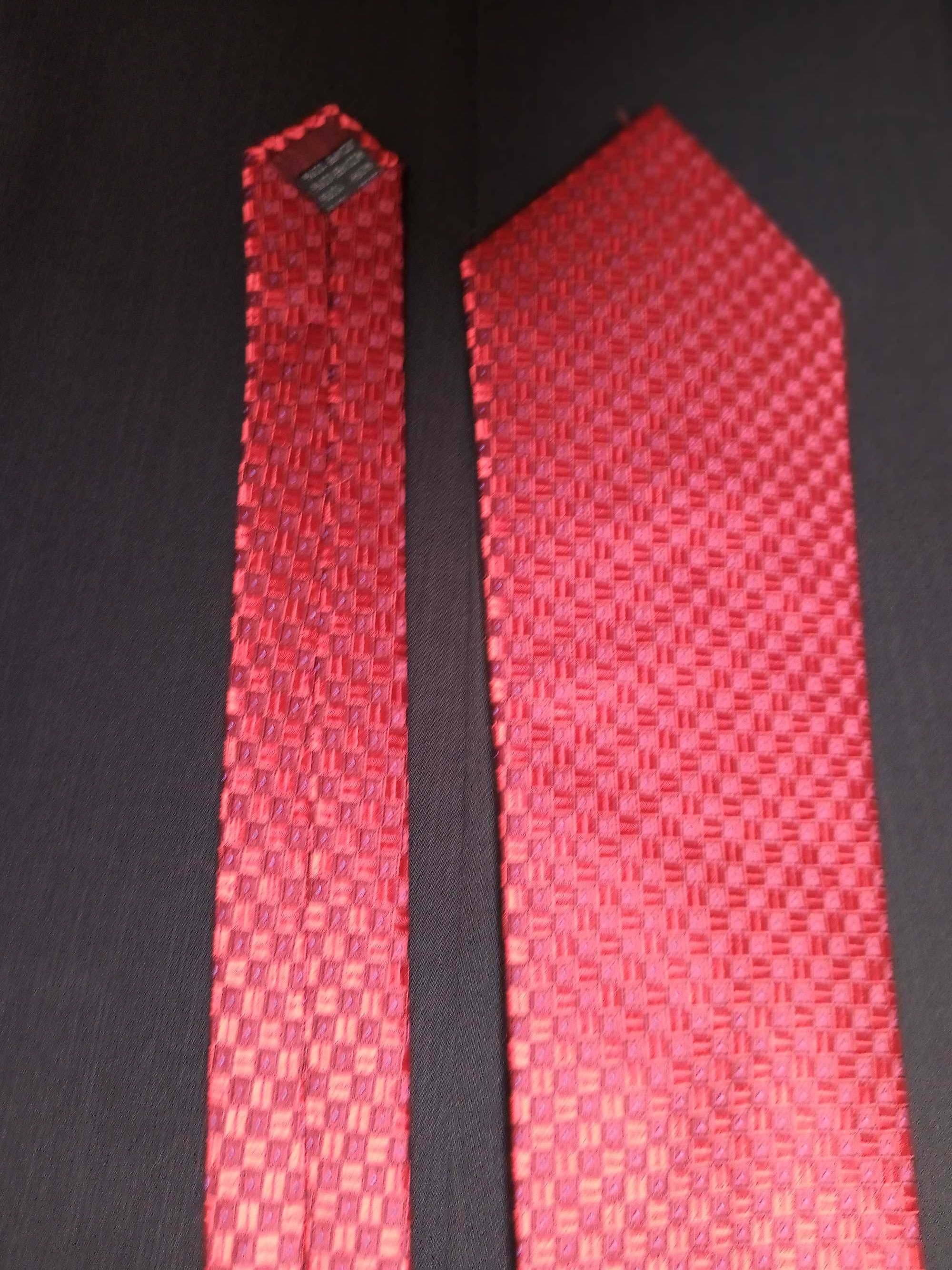 Krawat męski czerwony w delikatny elegancki wzorek