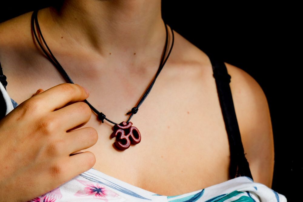 Lindo Colar Om de madeira