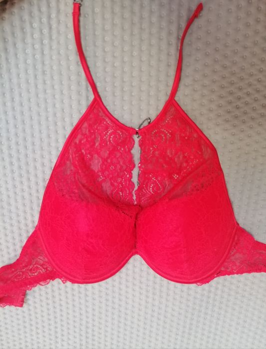 Biustonosz koronkowy z ozdobnym łańcuszkiem