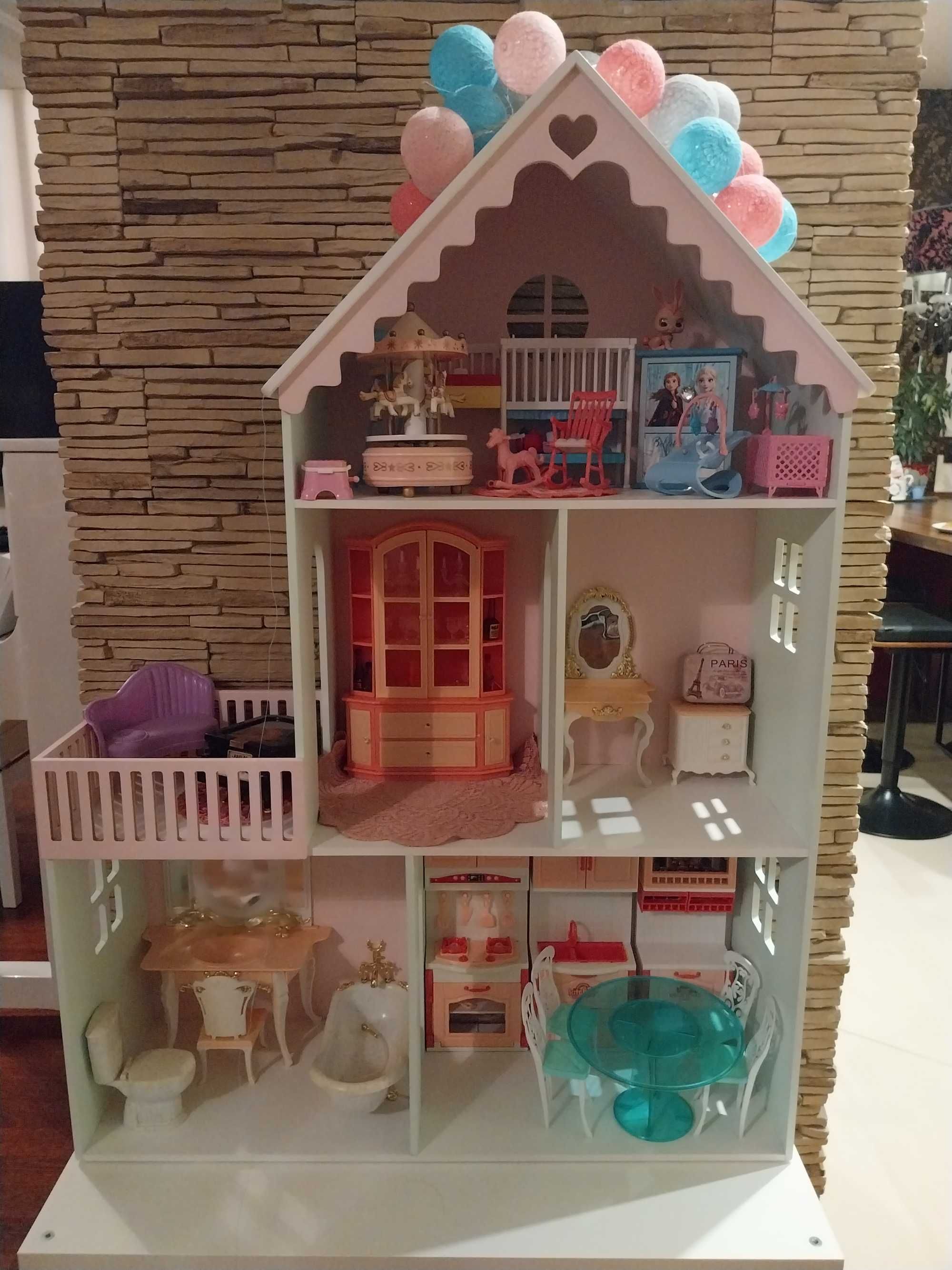 Drewniany domek dla lalek Barbie z wyposażeniem