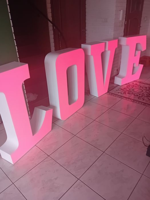 Napis LOVE na wesele