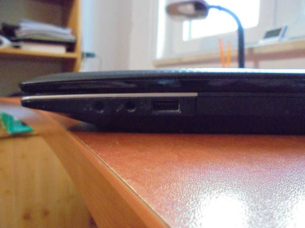 Laptop Asus  R 500A  ekran 15,6 cala dysk SSD