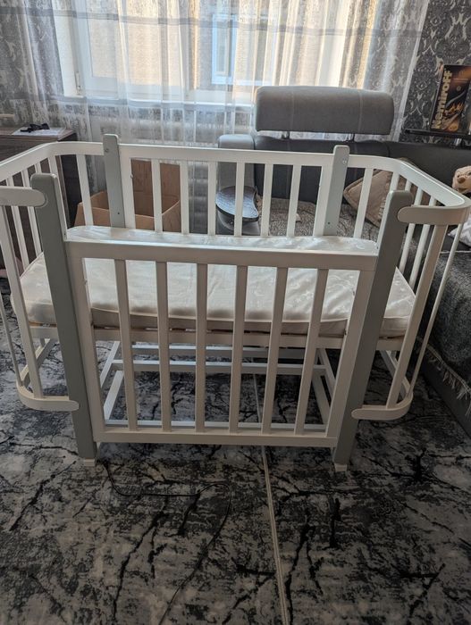 Дитяче ліжечко з маятником